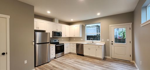 FREE RENT - Newer Construction Townhome 4-Plex on McCoy St NE – photo 1