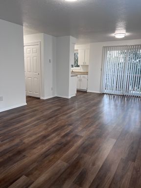 $500 MOVES YOU IN - FREE RENT! Remodeled 2x1 @ Viking Apartments – photo 1