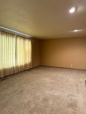Beautifully Landscaped Single Level House in Well Established NE Salem Neighborhood - Pet Friendly – photo 1