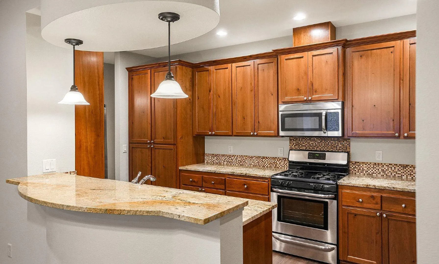 Salem House: 384 Market St NE