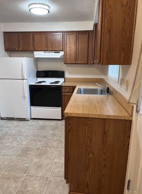 REDUCED RENT AND MOVE IN SPECIAL!! 2 Bedroom Apartment Near Sunrise Park! – photo 1