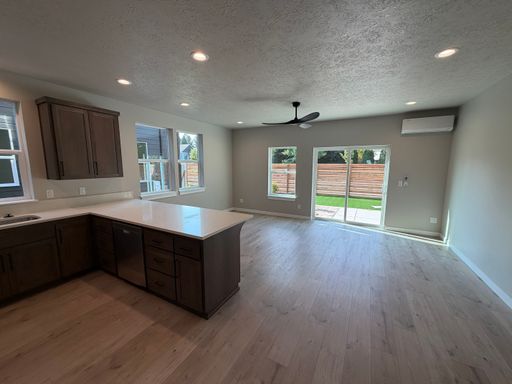 Brand New Keizer Duplex - Pet Friendly – photo 1