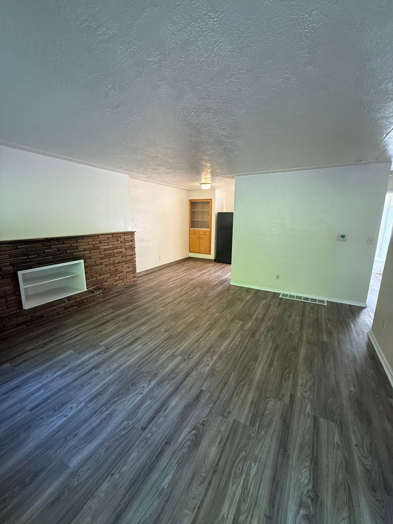 Salem Apartment: 132 Stoneway Drive NW