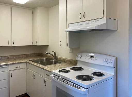 1/2 OFF RENT - 2 Bedroom Just Blocks to WOU - Patio/Balcony - On-Site Laundry