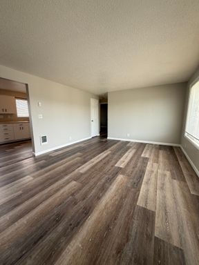 FREE RENT! 2 Bedroom in 4-Plex Building - Carport Parking with Extra Storage - On-Site Laundry – photo 1