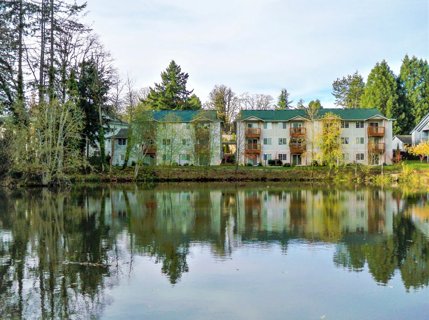 Salem Apartment: 1860-1890 Rees Hill Road SE