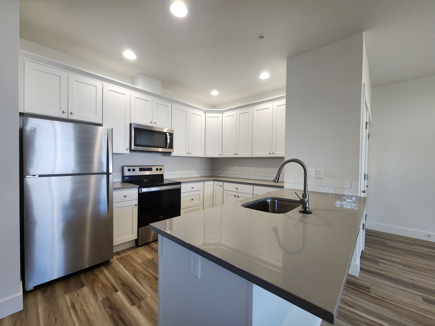 Keizer Apartment: 1065 Clearview Ave NE, #102