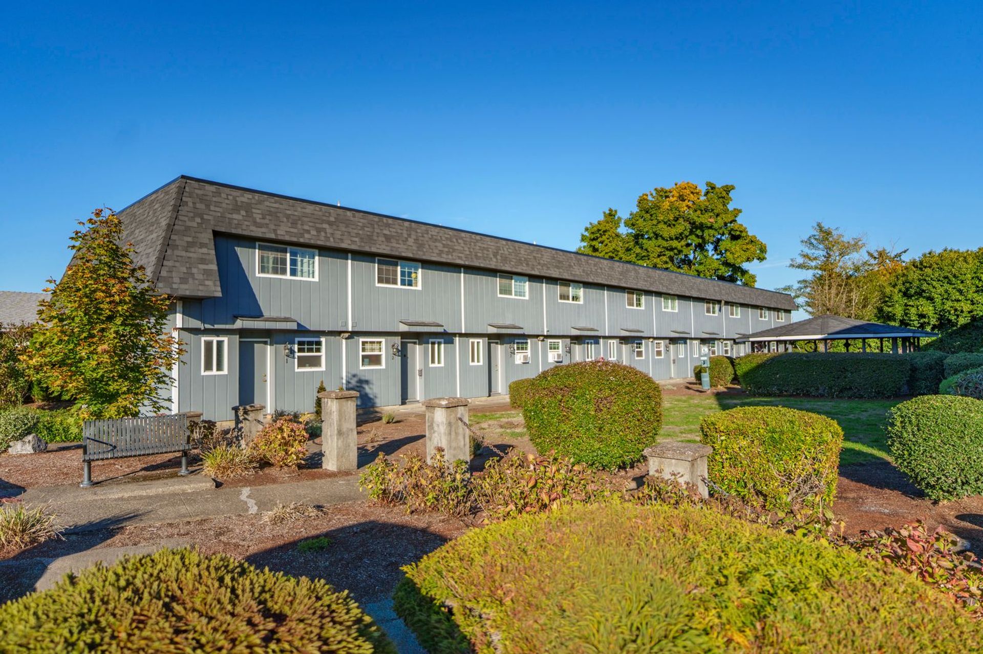 Monmouth Apartment: 479 Monmouth Ave S