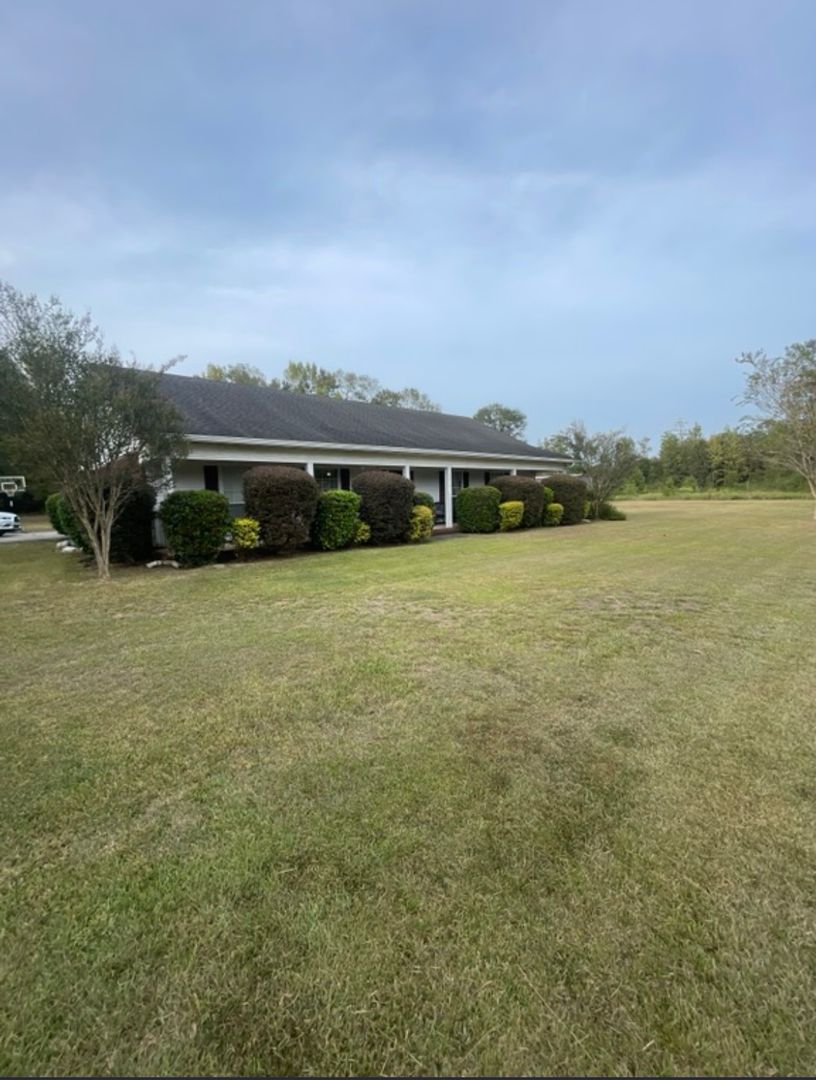 Moss Point House: 3075 Hwy 614
