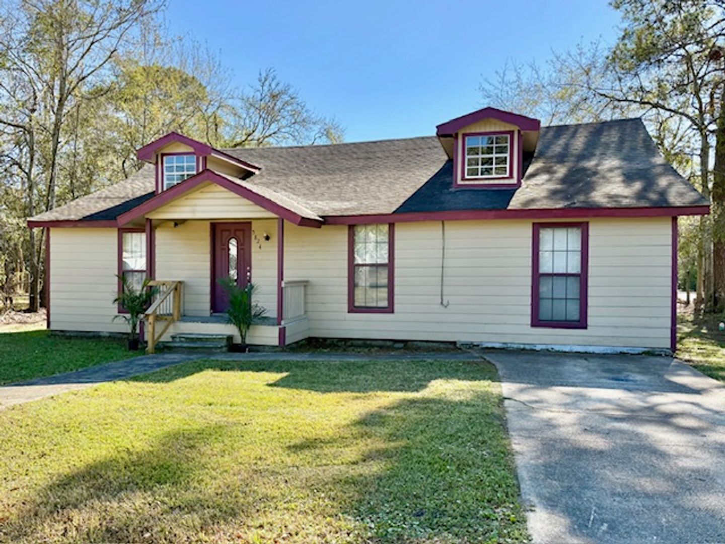 Moss Point House: 5824 Bay Avenue