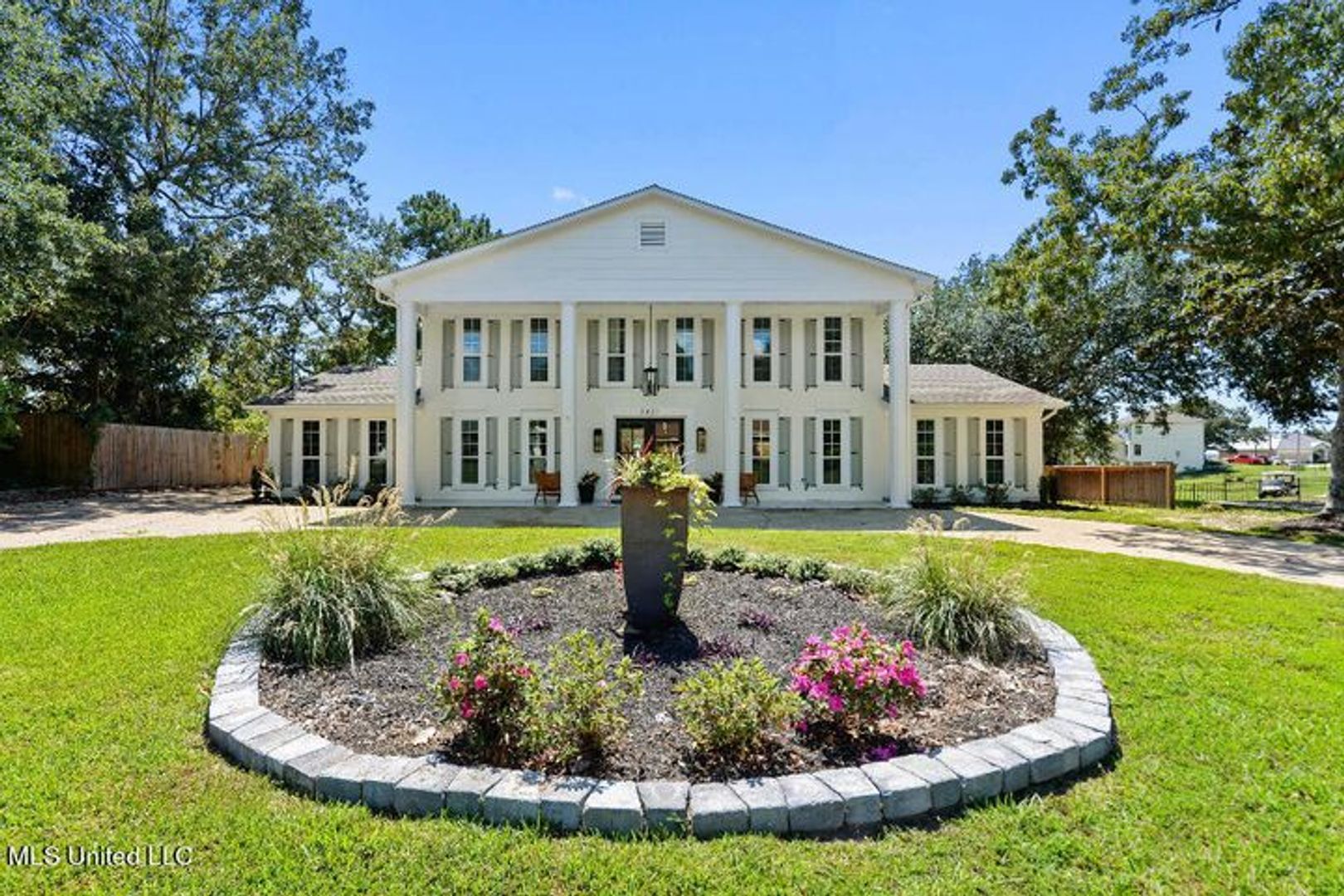 Biloxi House: 2421 S Shore Dr