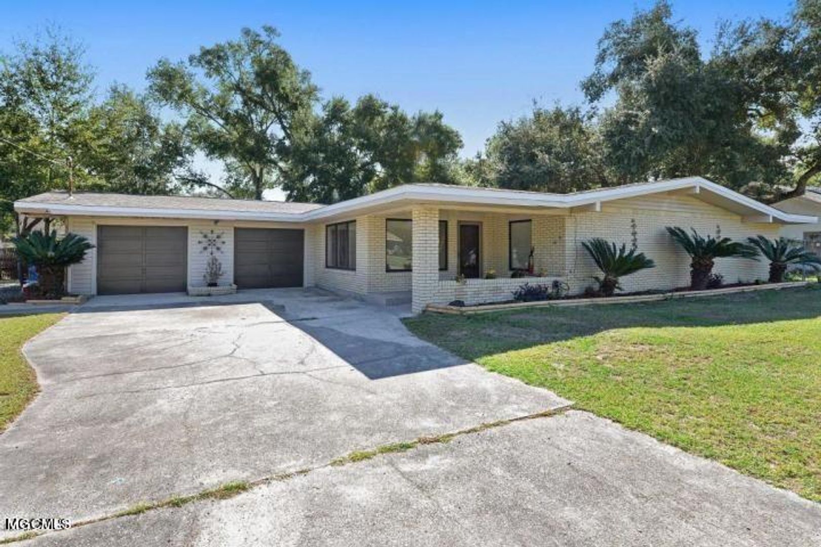 Biloxi House: 320 Lakeview Boulevard