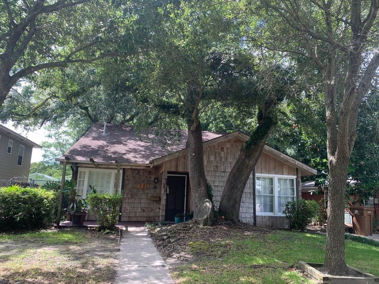 Biloxi House: 171 St. Charles Ave