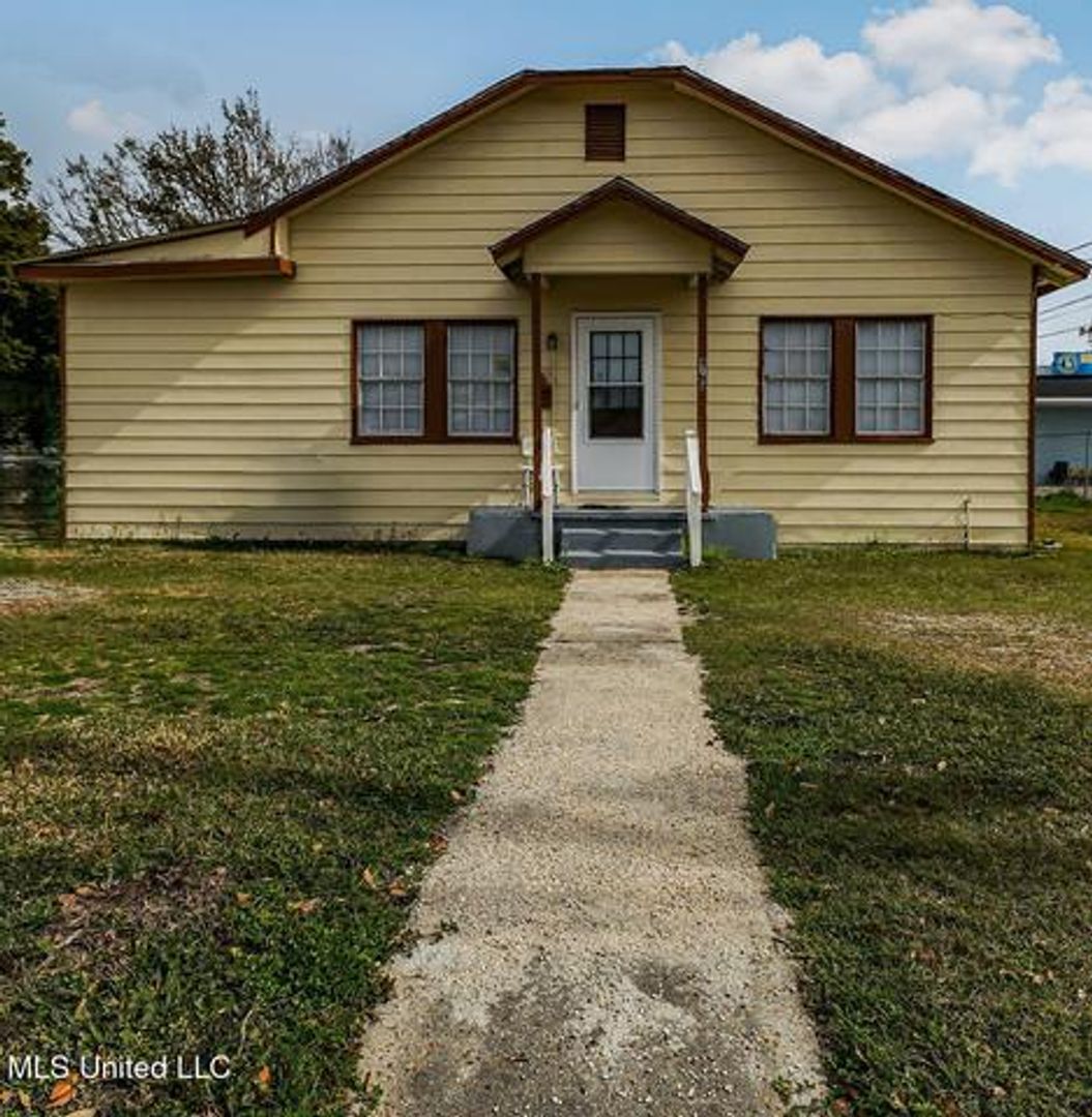 Moss Point Apartment: 4718 Main St