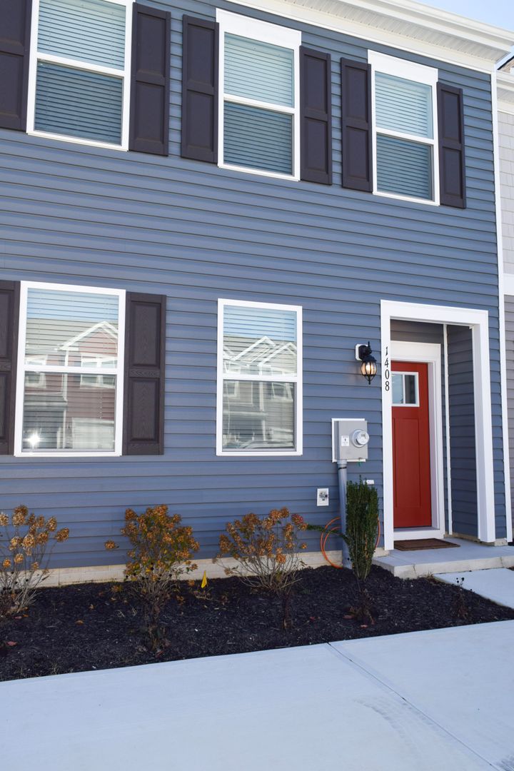 Stunning NEW Townhouse in Heritage Trace!