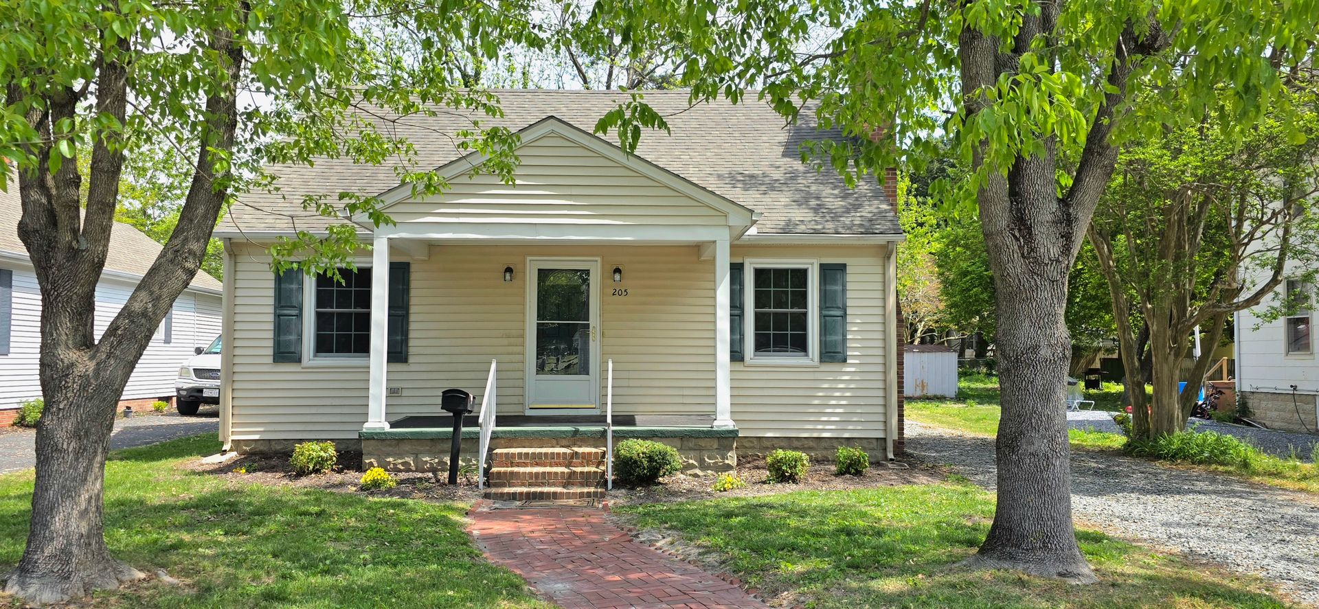 Salisbury House: 205 W London Ave