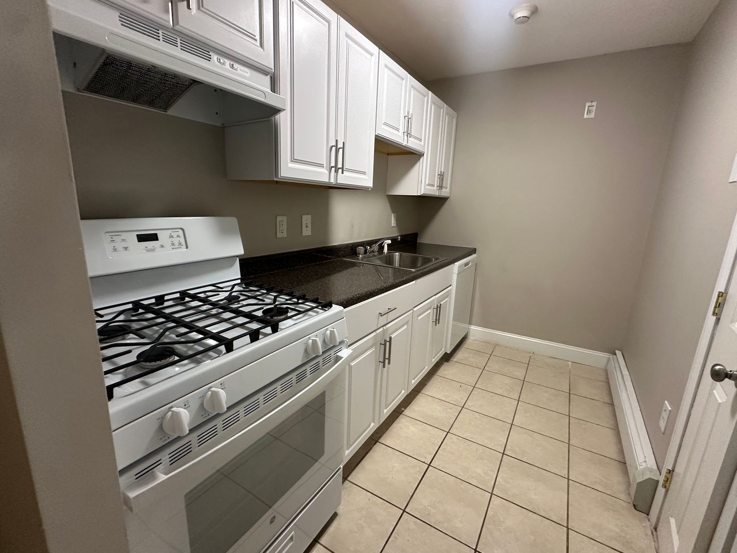 Cranston Apartment: 283-435 Oaklawn Ave - 435 Oaklawn Ave Unit 114
