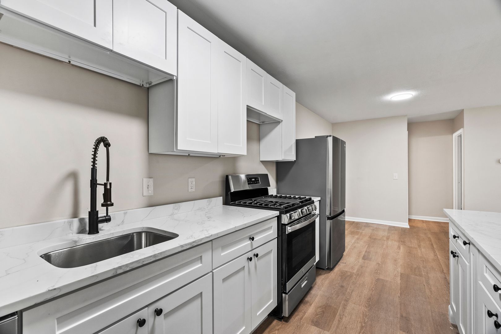 Cranston Apartment: 283-435 Oaklawn Ave - 433 Oaklawn Ave Unit 218
