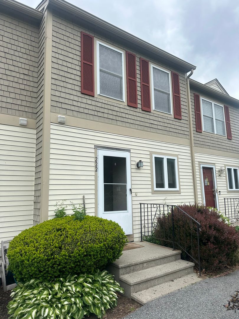 Coventry House: 222 Fairway Dr - 222 Fairway Dr