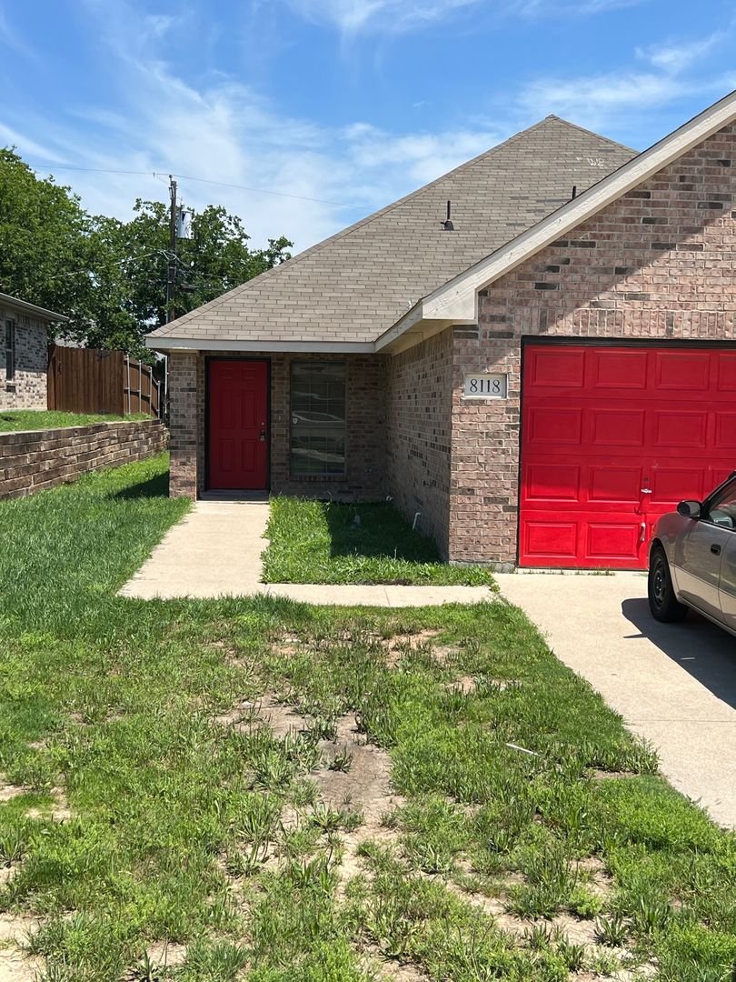 Fort Worth House: 8118 Tanner Ave