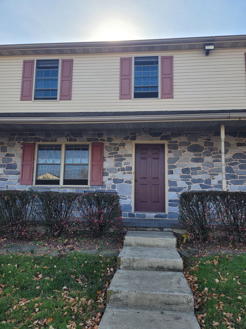 Leola Townhome: 227 Spencer Avenue