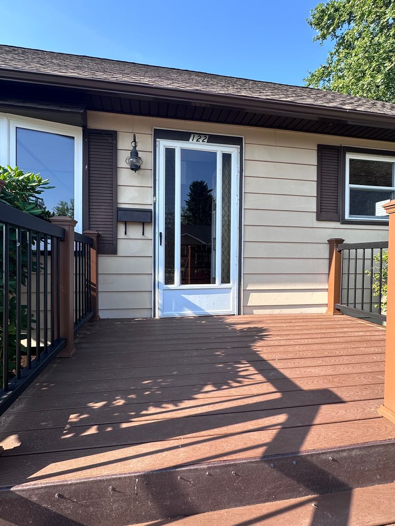 Middletown House: 122 East Roosevelt Ave