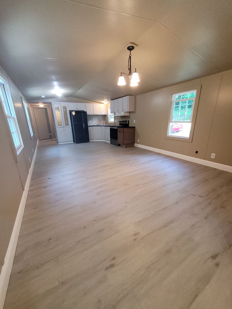 New Holland House: 522 Sandmine Road