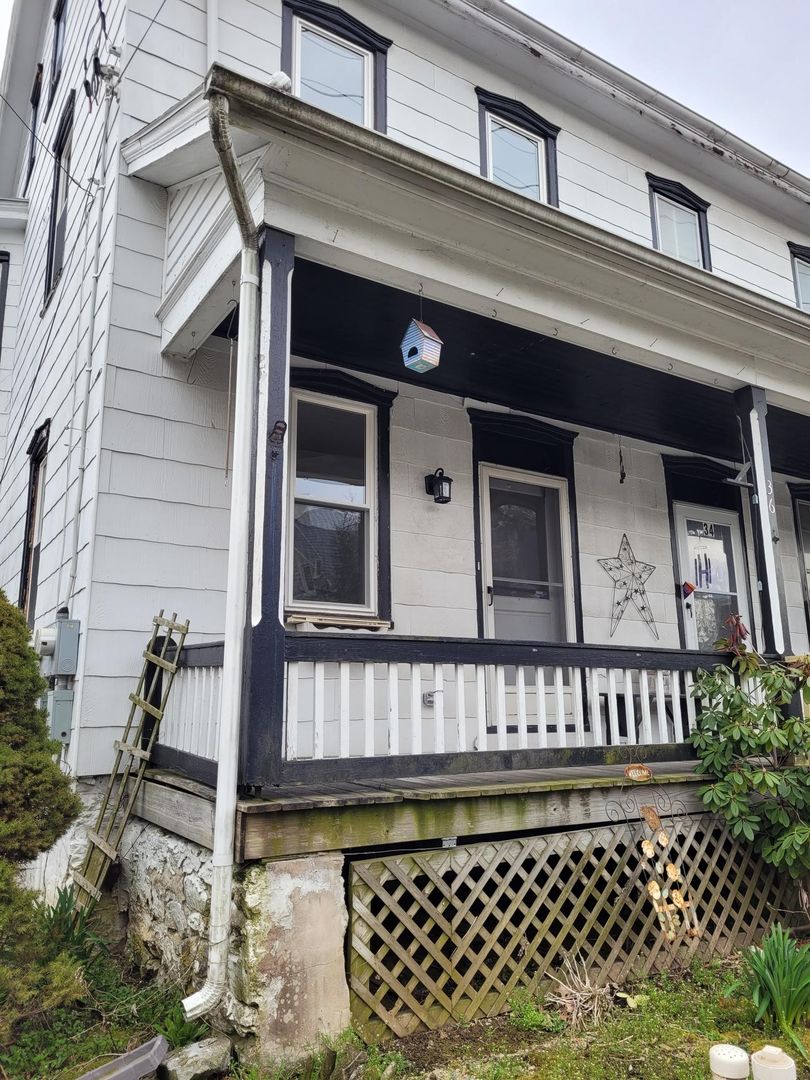 Brownstown House: 36 East Main Street