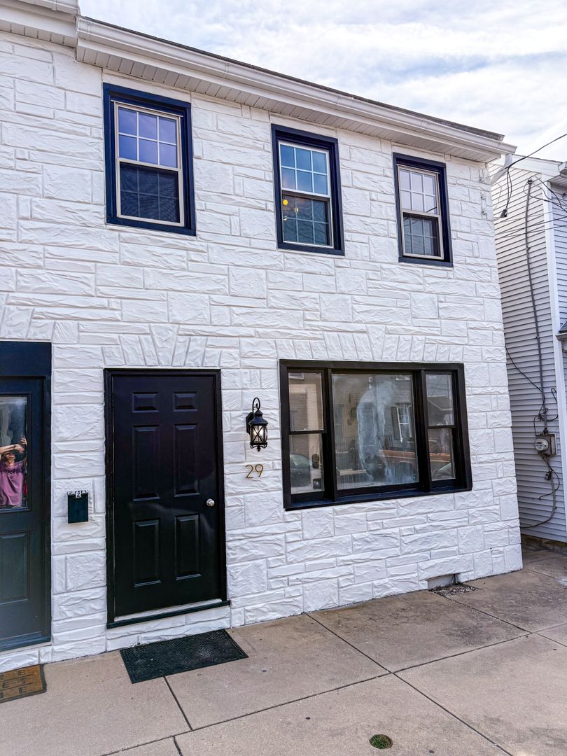 Columbia Apartment: 29 South 5th Street