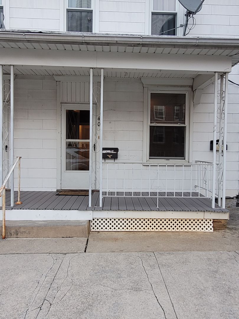 Palmyra Apartment: 40 North Chestnut Street