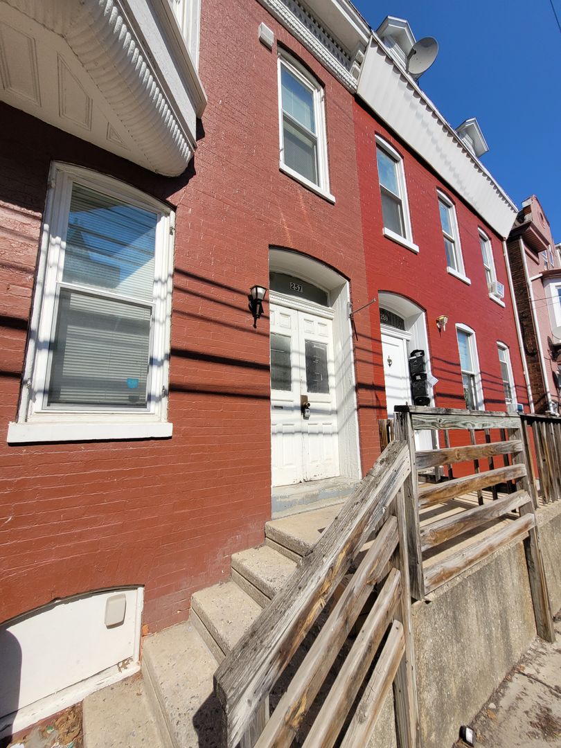 York Apartment: 257 East College Ave
