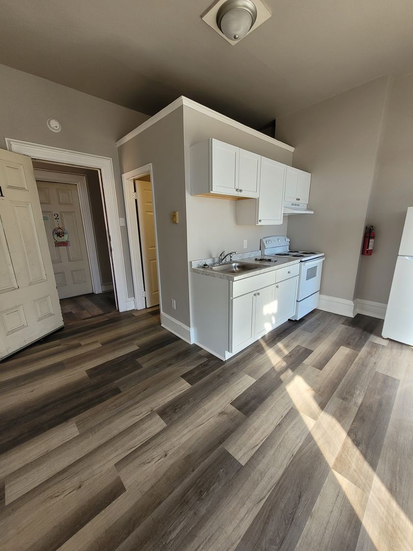 Columbia Apartment: 301 Chestnut Street