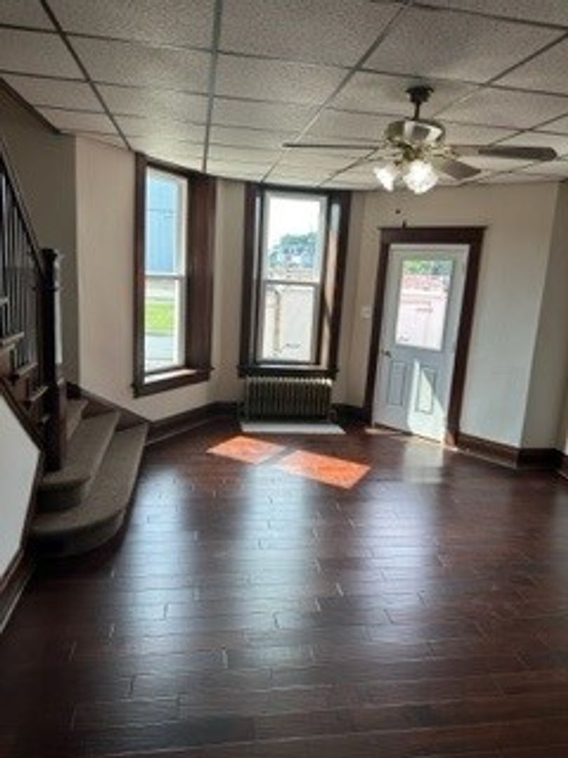 Palmyra Apartment: 402 North Railroad Street