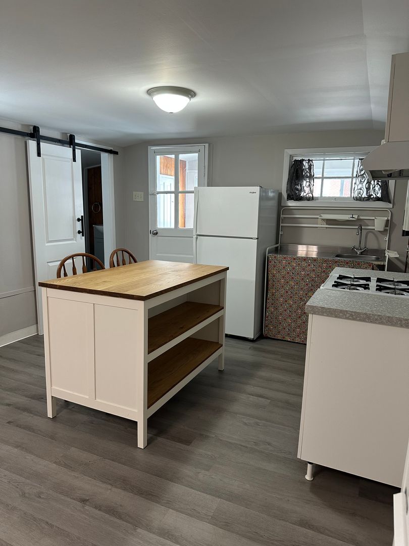 Temple Apartment: 4935 8th Ave