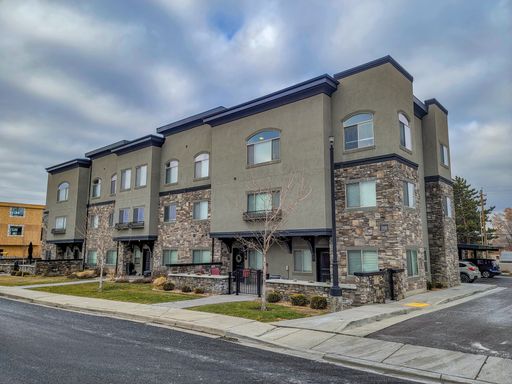 3 bed, 2 bath - 50 % Off First Month – photo 1