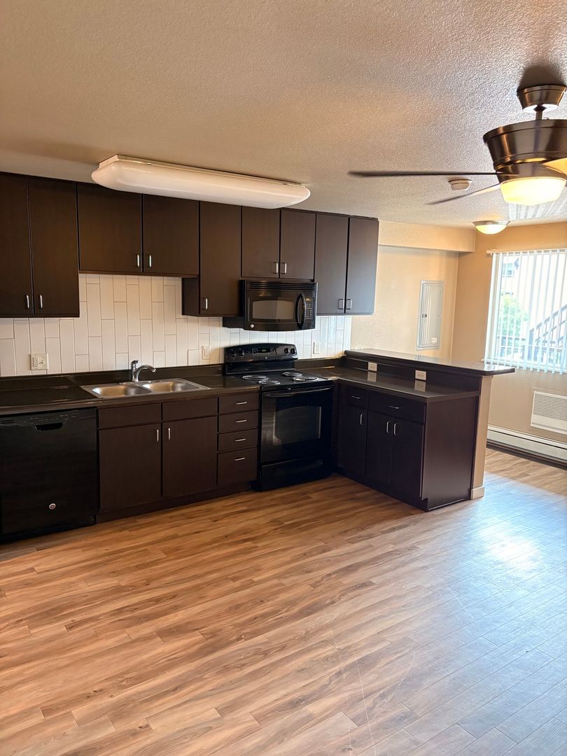 Englewood Apartment: 3550-3600 S. Delaware St