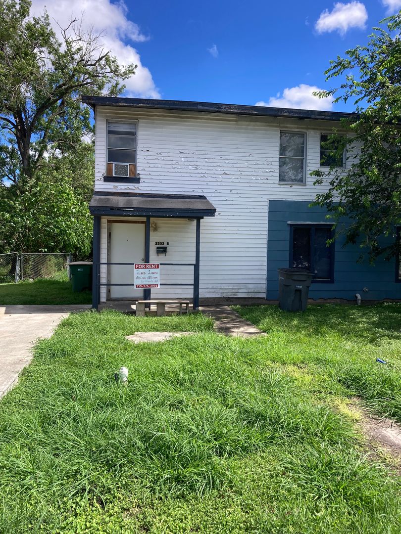 Victoria Apartment: 3203 E. Rio Grande