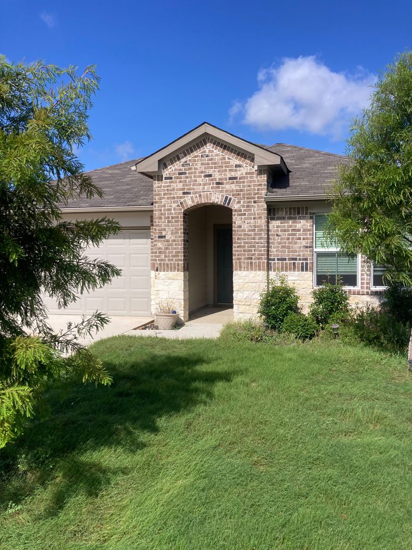 Seguin House: 404 Chaco Loop