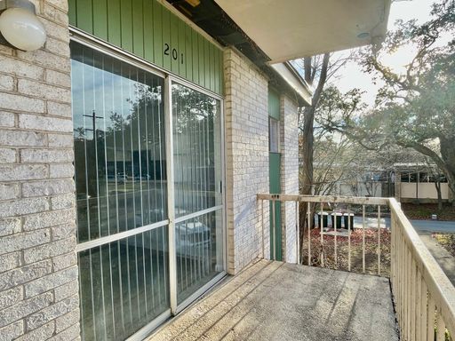 Large 1/1 Apartment - Hard Surface Flooring - Parking Included – photo 1