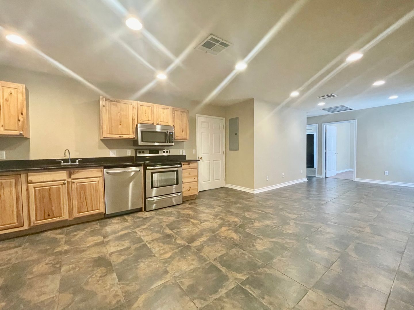 Walk to campus! Walk downtown! Fenced yard! Flat Rate Utilities!