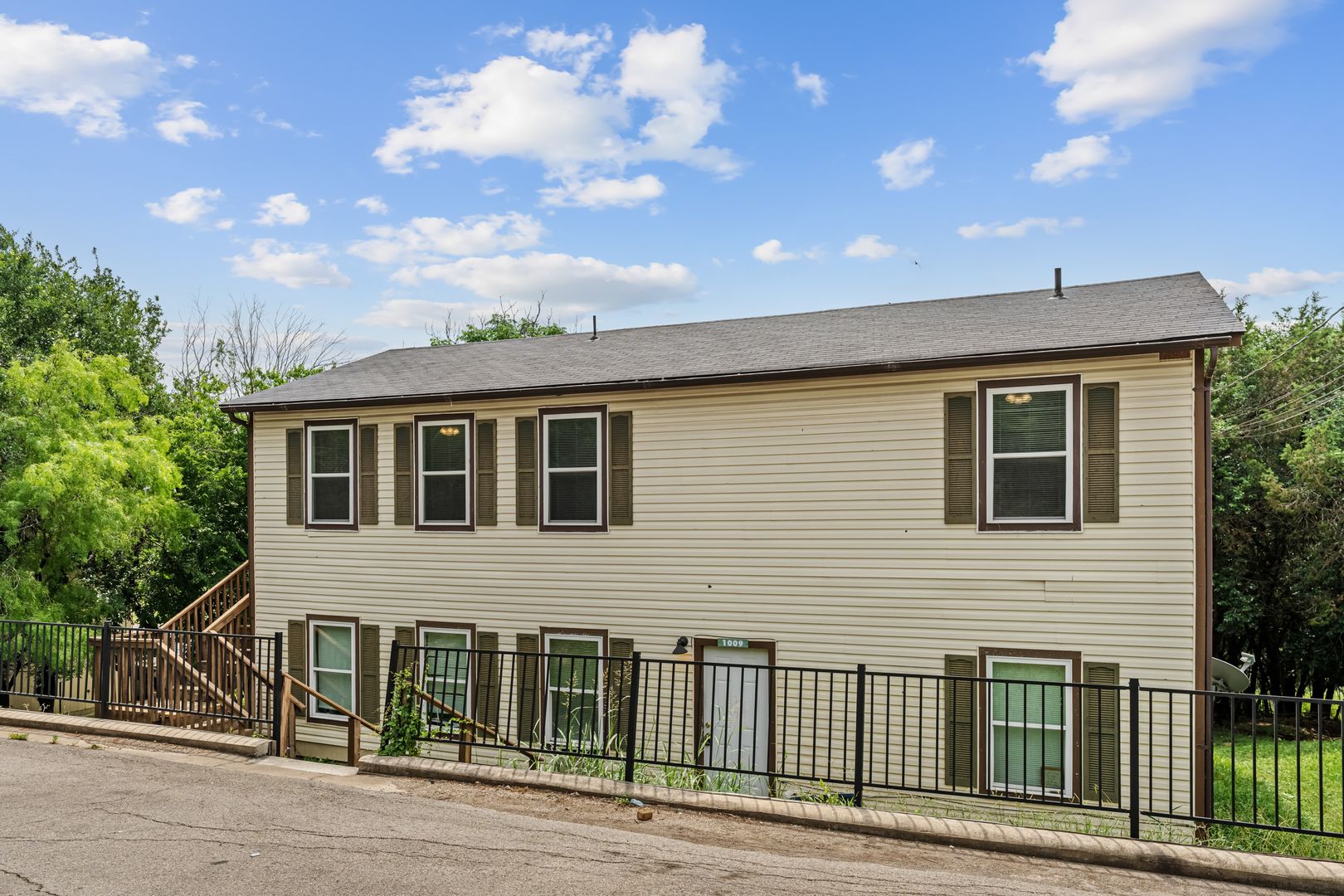 1013/1015 Advance St