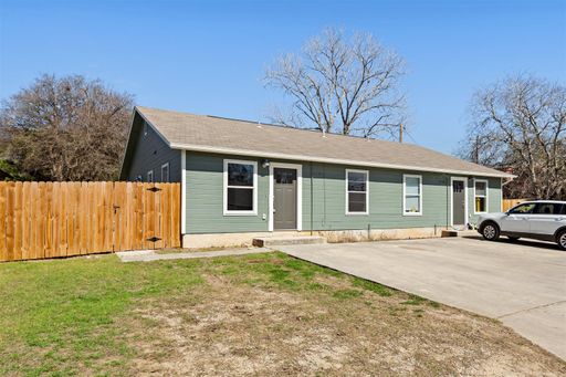 1204 Hillyer St - 3 Bedroom / 2 Bathroom with Fenced Yard - 50% off First Month's rent! – photo 1