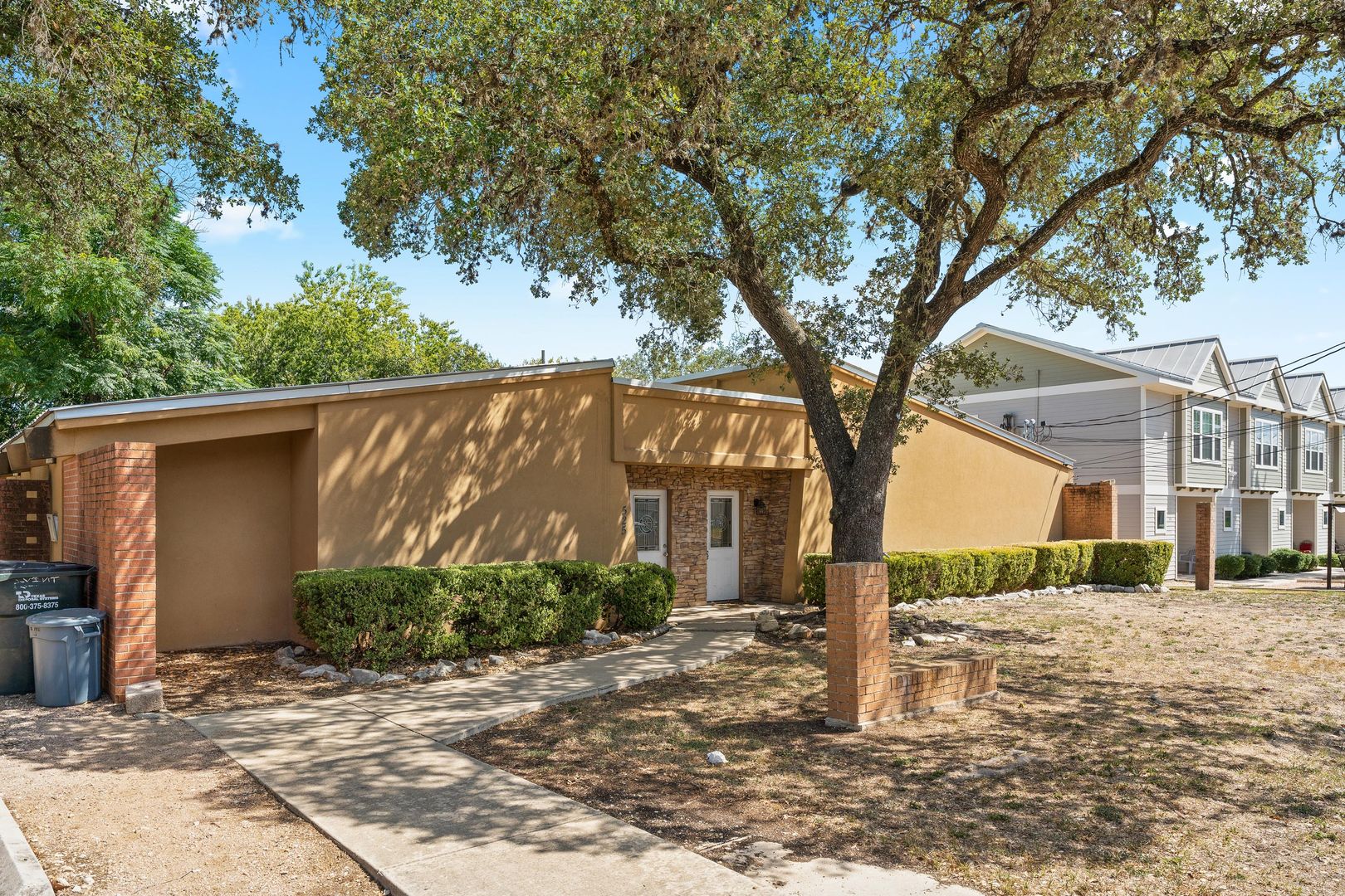 Walk to campus, Walk downtown, Shared Fenced Yard and Courtyard, Flat Rate Utilities!