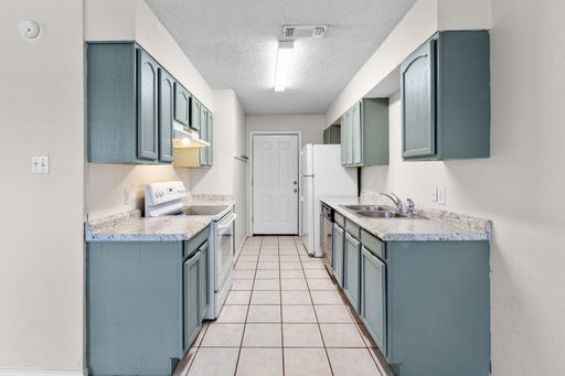 3 Bed / 3 Bath Duplex Unit with Fenced yard - Most Utilities included! - $800 off One Month's Rent – photo 1