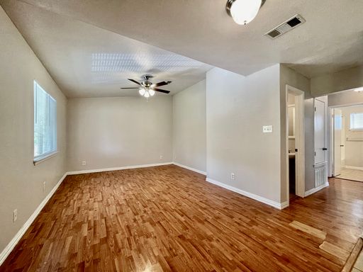 3 Bedroom Apartment in the Historic Neighborhood near Dunbar Park – photo 1