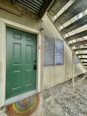 North Campus 1 Bed / 1 Bath Apartment - Walk-In Closet - Walk to Campus - 100% Off First Month's Rent – photo 1