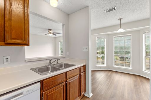 Fantastic, 2 Bedroom/1 Bathroom Apartment with Washer/Dryer - 100% off First Month's rent! – photo 1