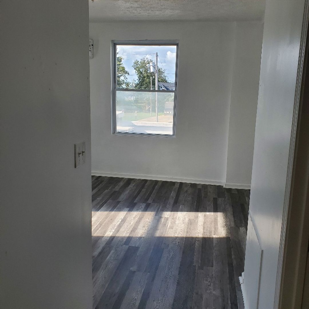 LORAIN House: 546 EAST ERIE AVE APARTMENT A