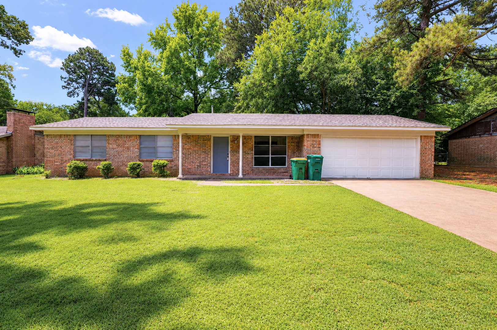 Texarkana House: 104 San Saba
