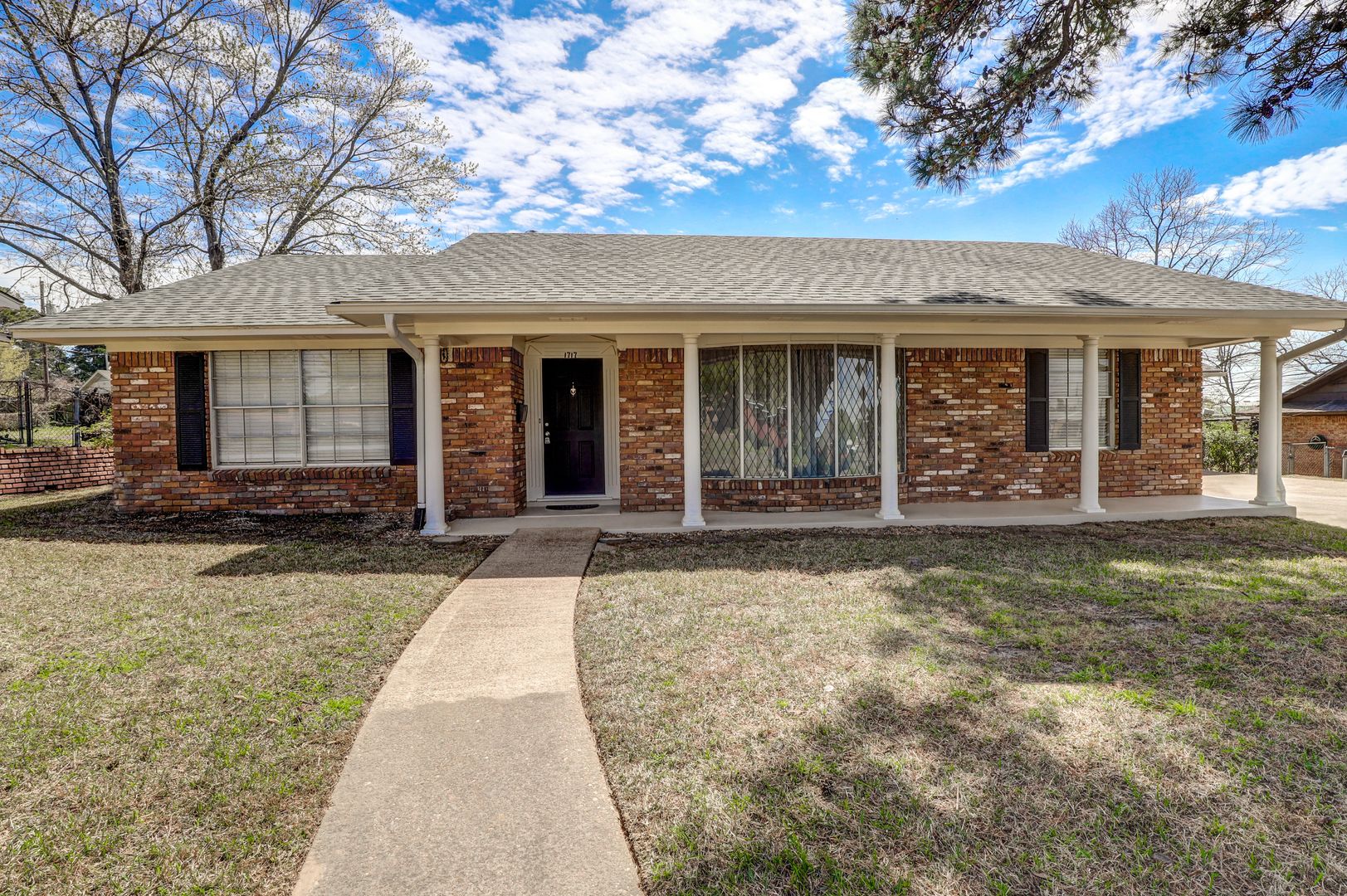 Texarkana House: 1717 S Park Rd